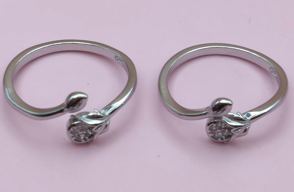 Elegant Rose-Bud Design Silver Toe Rings (Pair) – Article No. OJS06-1125-166-203
